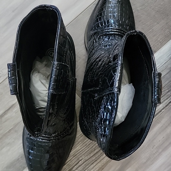 Boots - Picture 9 of 12